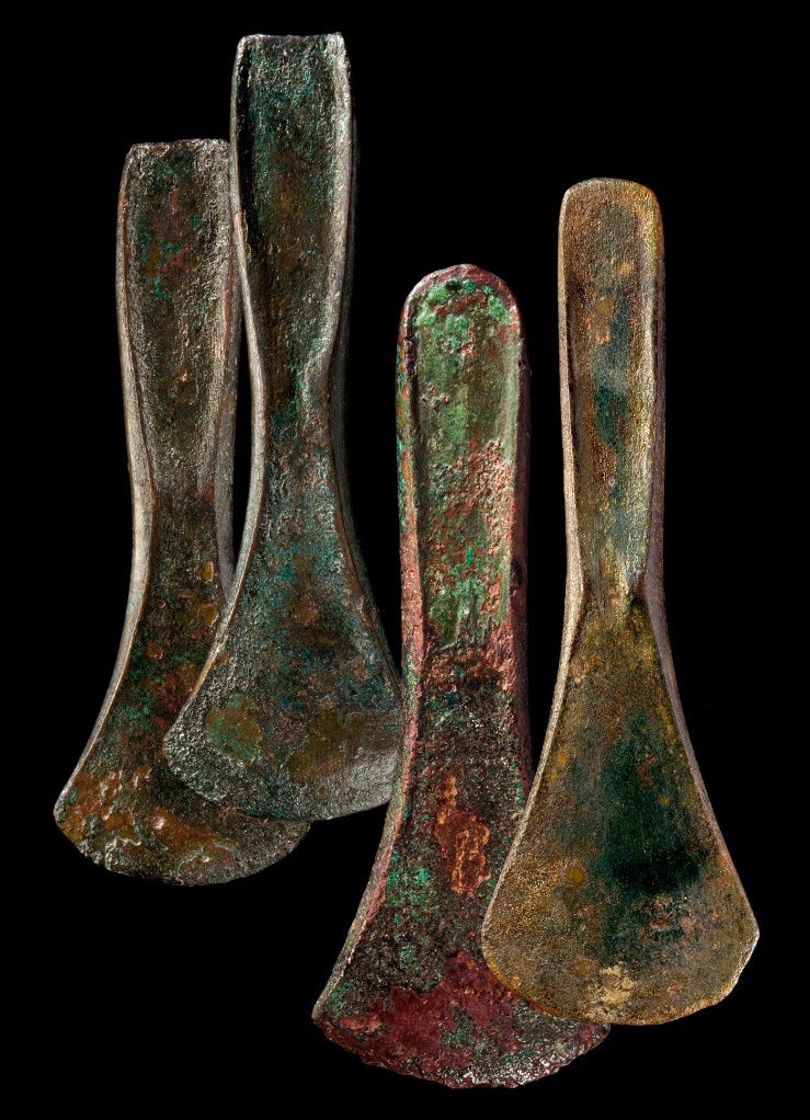Brązowe siekierki z osady obronnej w Bruszczewie (fot. S. Jagiolla, © Muzeum Archeologiczne w Poznaniu) Siekierki wykonane z brązu, pochodzące z osady obronnej w Bruszczewie. Prawa autorskie do zdjęcia: Muzeum Archeologiczne w Poznaniu.