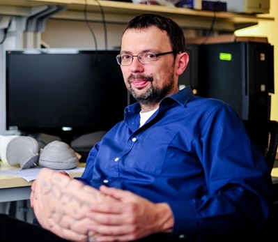 dr Marek Binder Marek Binder trzymający w rękach model ludzkiego mózgu