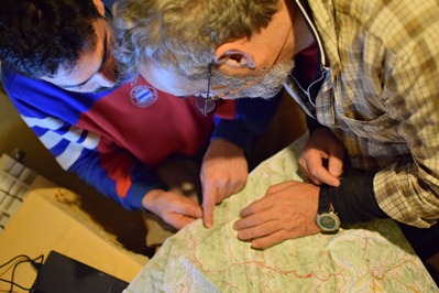 Prace terenowe wymagają uważnego planowania i intensywnych przygotowań. Każdego wieczoru segregujemy zebrane próbki, uzupełniamy bazę danych i planujemy kolejne działania w terenie Dwóch badaczy pochyla się nad mapą