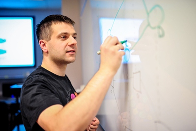 dr inż. Filip Idzikowski Filip Idzikowski rysuje pisakiem wzór na tablicy