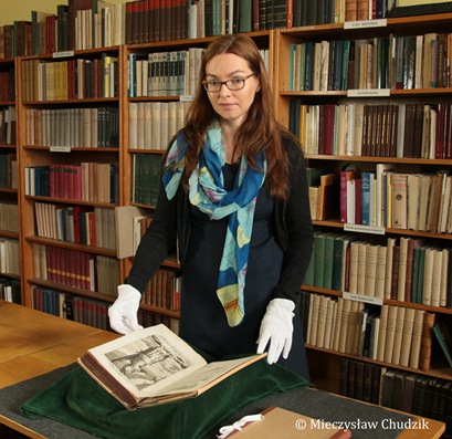 Dr Karolina Mroziewicz Doktor Karolina Mroziewicz trzymająca w rękach książkę