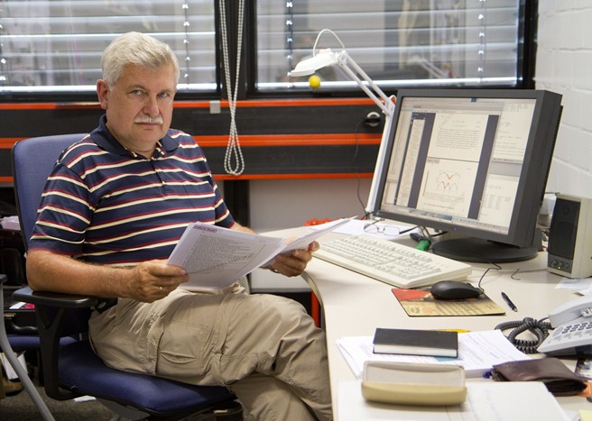 Andrzej Michał Oleś przy komputerze