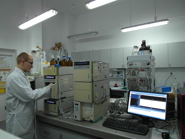 Jarosław Piskorz w laboratorium