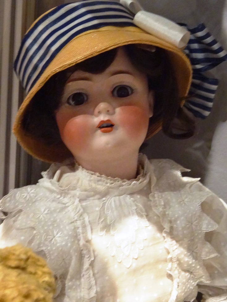 Lalka z kolekcji Marka Sosenko, Muzeum Podkarpackie w Krośnie (fot. Dorota Żołądź-Strzelczyk) Porcelanowa lalka w białej koronkowej sukience i słomkowym kapeluszu z czarno-białą wstążką. Lalka pochodzi z kolekcji Marka Sosenko, znajdującej się w Muzeum Podkarpackim w Krośnie. Fotografia autorstwa Doroty Żołądź-Strzelczyk.