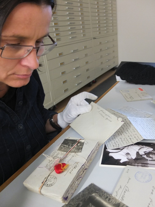 Kwerenda historyczna w Archiwum Deutsche Historische Museum w Berlinie. Na zdjęciu unikalna kolekcja listów napisanych przez oficera 36 Pułku Gazowego Armii Cesarskiej (fot. J. Czarnecki) Doktor habilitowana Anna Zalewska podczas kwerendy historycznej w Archiwum Deutsche Historische Museum w Berlinie. Na zdjęciu unikalna kolekcja listów napisanych przez oficera 36 Pułku Gazowego Armii Cesarskiej. Zdjęcie autorstwa J. Czarneckiego