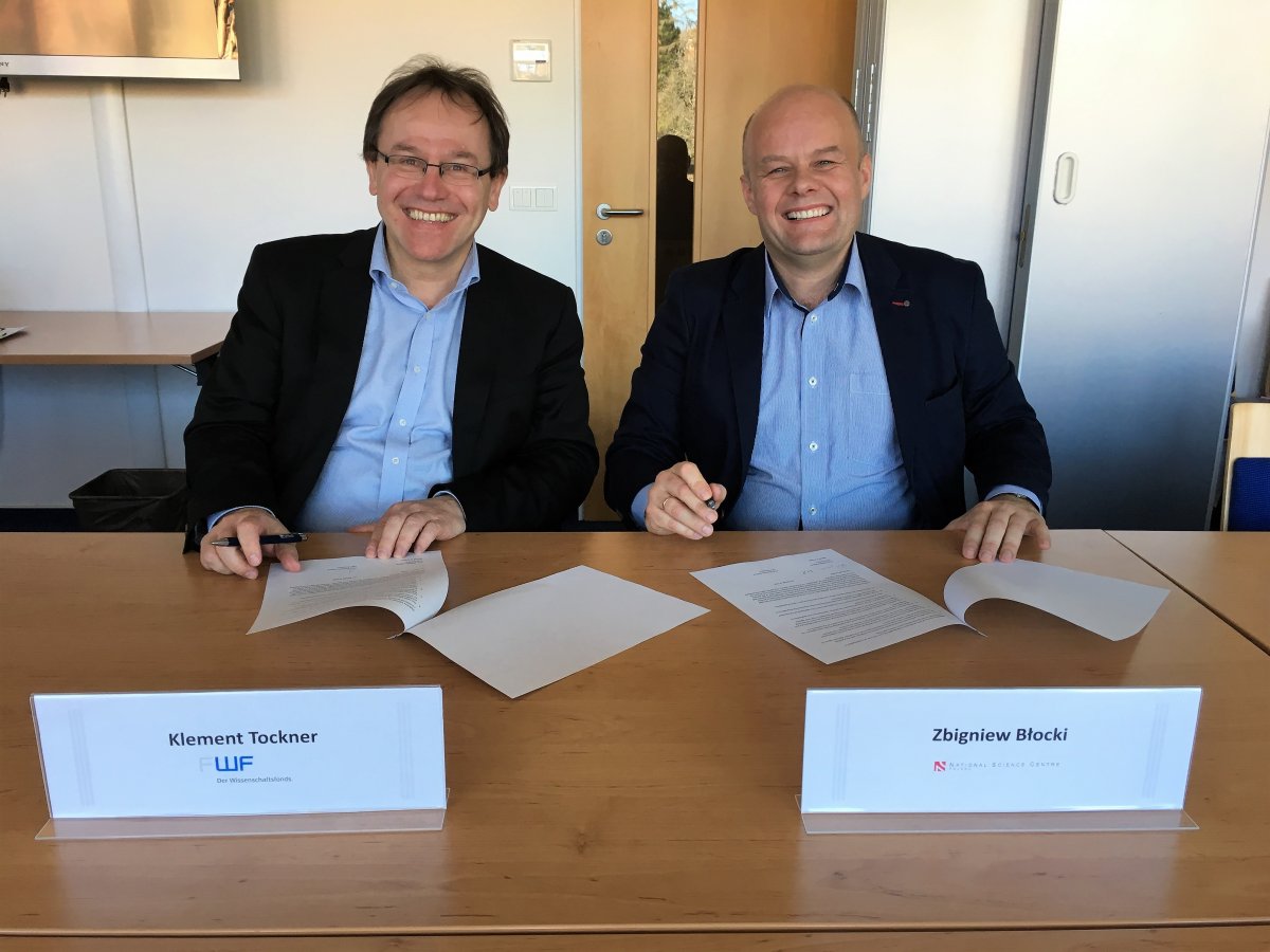 Podpisanie porozumienia między NCN a FWF - na zdjęciu dyrektor NCN Zbigniew Błocki i prezesa FWF Klement Tockner w trakcie podpisywania dokumentów
