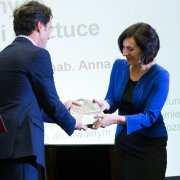 Laureatka Nagrody NCN 2017 w obszarze nauk humanistycznych, społecznych i o sztuce, prof. Anna Brożek przyjmuje statuetkę z rąk przedstawiciela firmy PKN Orlen Jędrzeja Oleszkiewicza