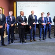 Przedstawiciele Fundatorów Nagrody NCN 2017 prezentują otrzymane pamiątkowe medale. Na scenie również prof. Zbigniew Błocki dyrektor NCN, prof. Janusz Janeczek, przewodniczący Rady NCN i dr Tomasz Bzukała, zastępca dyrektora NCN
