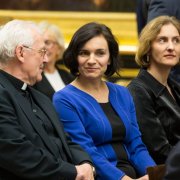 Prof. Andrzej Szostek, prof. Anna Brożek oraz prof. Marta Miączyńska czekają na rozpoczęcie uroczystości