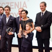 Wspólne zdjęcie laureatów nagrody, laudatorów i przedstawicieli fundatorów.