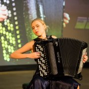 Weronika Sura gra na akordeonie