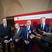 Konferencja prasowa ws. podpisania porozumienia dotyczącego utworzenia sieci Centrów Doskonałości Dioscuri. Od lewej stoją: Justyna Woźniakowska - kierownik Działu Współpracy Międzynarodowej NCN,Volker Rieke - dyrektor generalny w niemieckim Ministerstwie Edukacji i Badań Naukowych, Martin Stratmann - prezydent MPG, Zbigniew Błocki - dyrektor NCN, Jarosław Gowin - wicepremier, minister nauki i szkolnictwa wyższego. Autor zdjęcia: Michał Niewdana