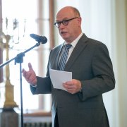 Martin Stratmann, prezydent Towarzystwa Mxa Plancka, przemawia do mikrofonu. Autor zdjęcia: Michał Niewdana