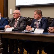 Konferencja prasowa, za stołem prezydialnym siedzą od lewej: rektor Gdańskiego Uniwersytetu Medycznego prof. Marcin Gruchała (z mikrofonem), rektor Politechniki Gdańskiej prof. Jacek Namieśnik, przewodniczący Rady NCN prof. Janusz Janeczek oraz dyrektor NCN prof. Zbigniew Błocki