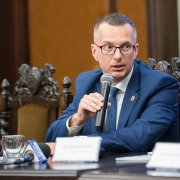 Konferencja prasowa, rektor Gdańskiego Uniwersytetu Medycznego prof. Marcin Gruchała