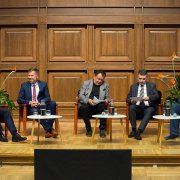 Sesja dyskusyjna podczas spotkania otwierającego, od lewej siedzą: prowadzący dyskusję prof. Janusz Janeczek, prof. Krzysztof Narkiewicz (GUM), prof. Jacek Tejchman-Konarzewski (PG), prof. Maciej Bagiński (PG), prof. Grzegorz Węgrzyn (UG)