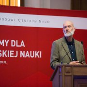 Prof. Jan Węsławski z Instytutu Oceanologii PAN prezentuje tematykę swoich badań podczas spotkania otwierającego