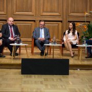 Sesja dyskusyjna podczas spotkania otwierającego, od lewej siedzą: prowadzący dyskusję prof. Zbigniew Błocki, prof. Piotr Jasiński (PG), prof. Michał Markuszewski (GUM), dr Anna Klimaszewska (UG), dr inż. Krzysztof Żamojć (UG)