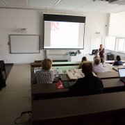 Pracownica Narodowego Centrum Nauki przemawia do uczestników spotkania na temat funduszy EOG i funduszy norweskich