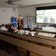 Uczestnicy spotkania poświęconego grantom ERC oglądają film szkoleniowy