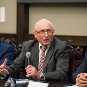 Rektor Politechniki Gdańskiej prof. Jacek Namieśnik przemawia podczas konferencji prasowej. Po jego bokach zasiadają rektor Gdańskiego Uniwersytetu Medycznego oraz przewodniczący Rady NCN