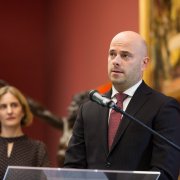 Przedstawiciel fundatora Nagrody NCN 2018 w naukach o życiu - firmy Adamed - prof. Marcin Kołaczkowski gratuluje laureatce.
