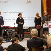 Widok na cała scenę. Od lewej: prof. Janusz Janeczek, prof. Zbigniew Błocki, laureatka - prof. Joanna Sułkowska, Grażyna Torbicka, prof. Marta Miączyńska, porf. Marcin Kołaczkowski.