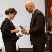 Przedstawiciel fundatora Nagrody - firmy Adamed - prof. Marcin Kołaczkowski wręcza statuetkę laureatce w naukach o życiu - prof. Joannie Sułkowskiej.