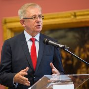 Przedstawiciel fundatora Nagrody NCN w naukach ścisłych i technicznych - Jastrzębskiej Spółki Węglowej - pan Tadeusz Wenecki gratuluje laureatowi.