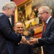 Tadeusz Wenecki wręcza statuetkę laureatowi w naukach ścisłych i technicznych - Piotrowi Sankowskiemu.