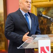 Dyrektor NCN prof. Zbigniew Błocki stoi przy mównicy i przemawia.