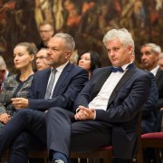 W pierwszym rzędzie siedzą laureaci Nagrody: w naukach humanistycznych, społecznych i o sztuce - prof. Bartosz Brożek, a w naukach ścisłych i technicznych - dr hab. Piotr Sankowski.