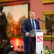 Prof. Janusz Janeczek, przewodniczący Rady NCN, przemawia z mównicy.