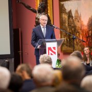 Pan Jerzy Muzyk, zastępca prezydenta Miasta Krakowa stoi przy mównicy i wygłasza przemówienie.