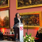 Prof. Małgorzata Kossowska, członkini Rady NCN, wygłasza laudację dla prof. Bartosza Brożka - laureata w naukach humanistycznych, społecznych i o sztuce.