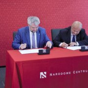 Prof. Zbigniew Błocki, dyrektor NCN, oraz Łukasz Wojdyga, dyrektor NAWA podpisują porozumienie o współpracy