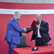 Prof. Zbigniew Błocki, dyrektor NCN, oraz Łukasz Wojdyga, dyrektor NAWA podpisują porozumienie o współpracy