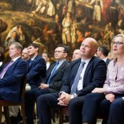 Zbliżenie na pierwsze rzędy krzeseł, na których siedzą goście zgromadzeni na uroczystości wręczenia Nagrody NCN. Na pierwszym planie prof. Zbigniew Błocki, dyrektor NCN wraz z żoną. Na dalszych krzesłach siedzi prof. Janusz Janeczek, przewodniczącego Rady NCN  z żoną.