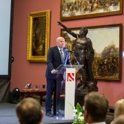 Prof. Zbigniew Błocki wita gości i wygłasza przemówienie otwierające uroczystość