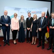 Uroczystość otwarcia Centrów Dioscuri w Instytucie Nenckiego PAN. Na zdjęciu od lewej: Martin Stratmann, prezes Towarzystwa Maxa Plancka; Jarosław Gowin, minister nauki i szkolnictwa wyższego; Anja Karliczek, niemiecka minister edukacji i badań naukowych; Aleksandra Pekowska, liderka Centrum Dioscuri w zakresie ewolucyjnej i funkcjonalnej genomiki astrocytów; Grzegorz Sumara, lider Centrum Dioscuri w zakresie chorób metabolicznych; Agnieszka Dobrzyń, dyrektor Instytutu Nenckiego; Zbigniew Błocki, dyrektor NCN; Joachim Sauer, przewodniczący Komitetu Dioscuri