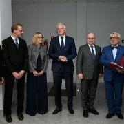 Uroczystość otwarcia Centrów Dioscuri w Instytucie Nenckiego PAN. Na zdjęciu, od lewej: Joachim Sauer, przewodniczący Komitetu Dioscuri; Grzegorz Sumara, lider Centrum Dioscuri w zakresie chorób metabolicznych; Aleksandra Pekowska, liderka Centrum Dioscuri w zakresie ewolucyjnej i funkcjonalnej genomiki astrocytów, Jarosław Gowin, minister nauki i szkolnictwa wyższego, Martin Stratmann, prezydent Towarzystwa Maxa Plancka, Wojciech Maksymowicz, podsekretarz stanu w Ministerstwie Nauki i Szkolnictwa Wyższego, Agnieszka Dobrzyń, dyrektor Instytutu Nenckiego.