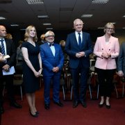 Uroczystość otwarcia Centrów Dioscuri w Instytucie Nenckiego PAN. Na zdjęciu, od lewej: Katarzyna Zawada, rzeczniczka prasowa Ministerstwa Nauki i Szkolnictwa Wyższego; Zbigniew Błocki, dyrektor Narodowego Centrum Nauki; Agnieszka Dobrzyń, dyrektor Instytutu Nenckiego; Wojciech Maksymowicz, podsekretarz stanu w Ministerstwie Nauki i Szkolnictwa Wyższego; Jarosław Gowin, minister nauki i szkolnictwa wyższego; Anja Karliczek, niemiecka minister edukacji i badań naukowych; Martin Stratmann, prezydent Towarzystwa Maxa Plancka.