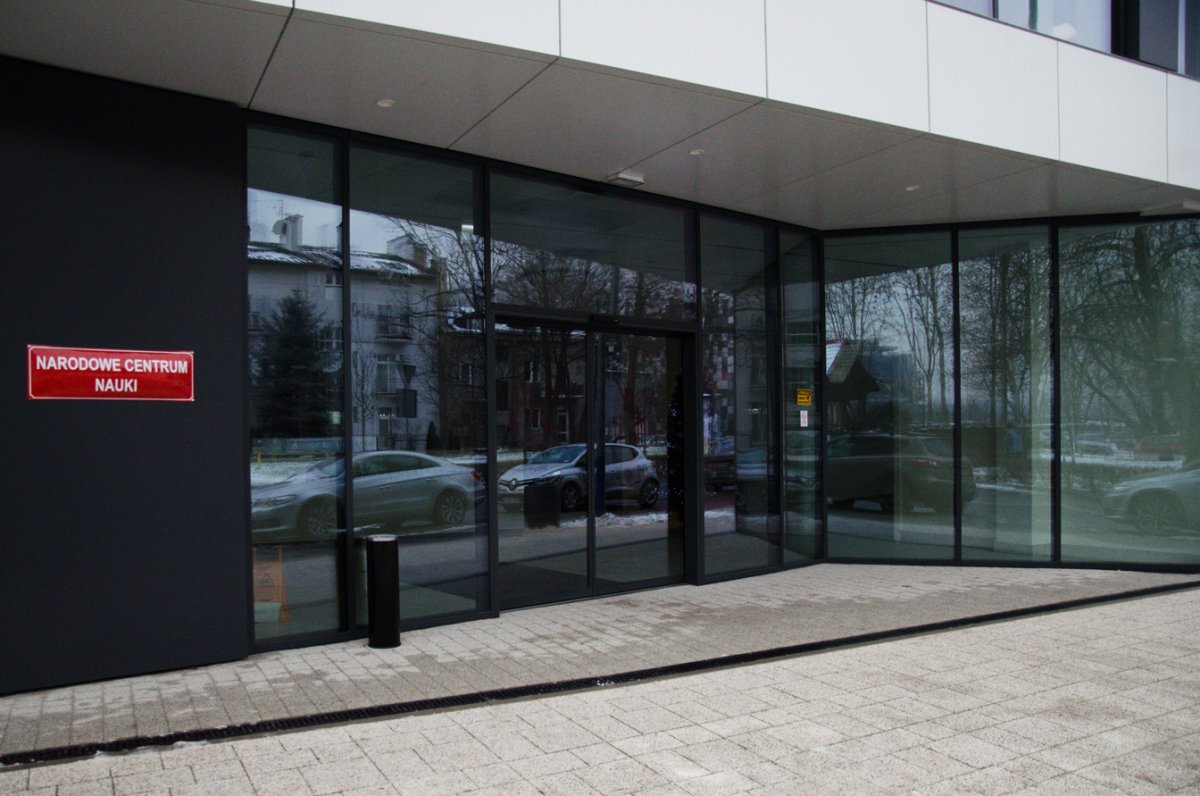 Wejście do nowego budynku NCN przy ul. Twardowskiego 16.