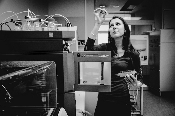 Anna Wojakowska w laboratorium ogląda próbki