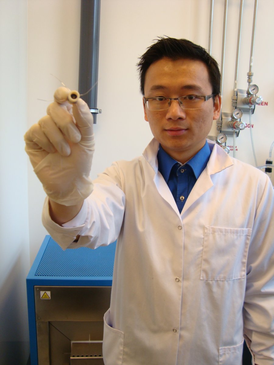 Kun Zheng w laboratorium demonstruje próbkę