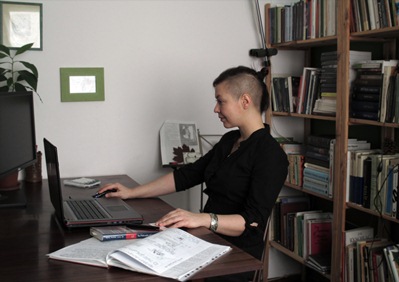 Marta Kania przy komputerze