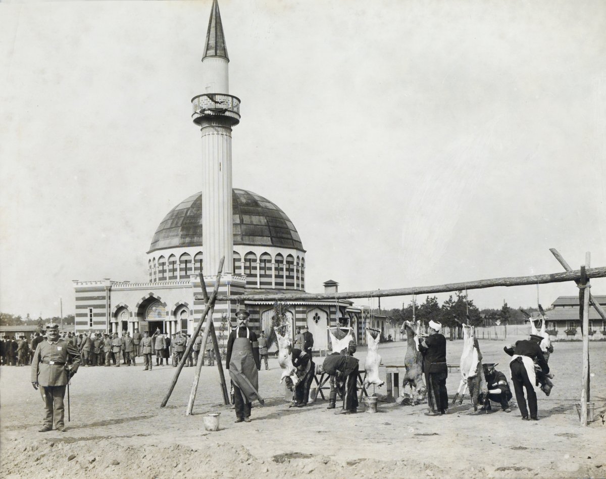 Meczet w obozie jenieckim dla muzułmanów w mieście Wünsdorf pod Berlinem. Czarno-biała fotografia.