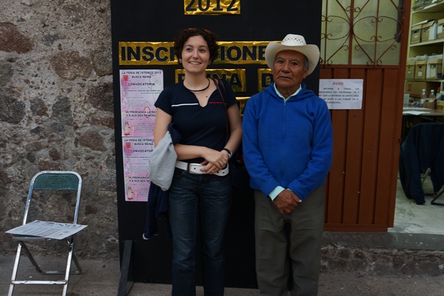 Kierownik projektu wraz z miejscowym kronikarzem, Agustinem Ranchero Marquez, archiwum miejskie, Ixtenco, Tlaxcala, Meksyk, maj 2012 Kierownik projektu wraz z miejscowym kronikarzem, Agustinem Ranchero Marquez