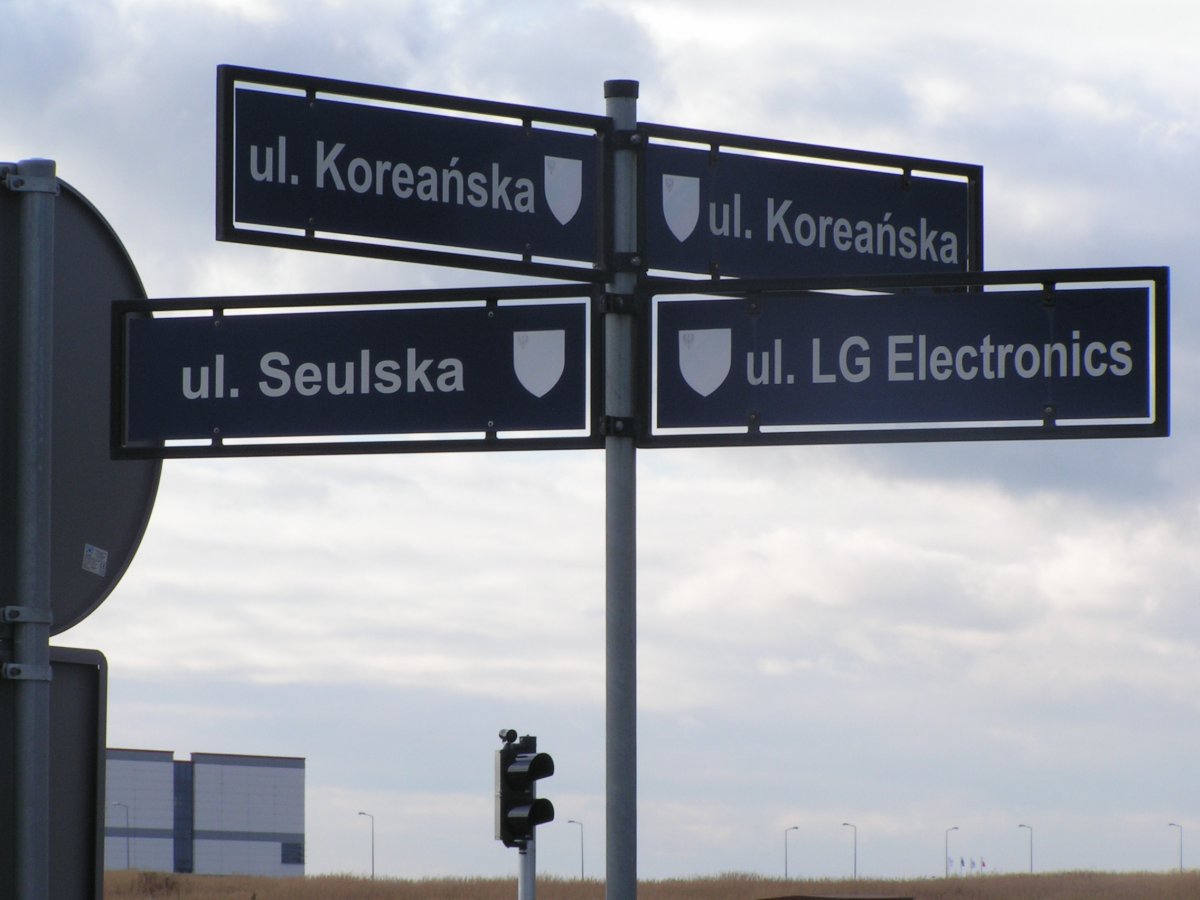 Drogowskaz z niebieskimi tabliczkami, na których wypisane są nazwy ulic: ul. Koreańska, ul. Seulska, ul. LG Electronics