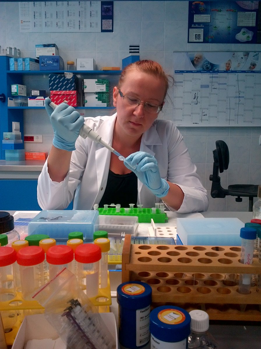 Joanna Szczepanek w laboratorium podczas pipetowania